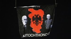 Мапа Велике Албаније,Исмаил Ћемали (лево) и Иса Бољетинац (десно) на утакмици Србија - Албанија